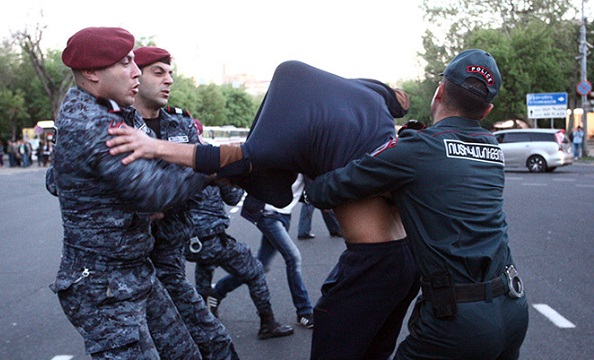 Полиция Армении задержала 165 человек